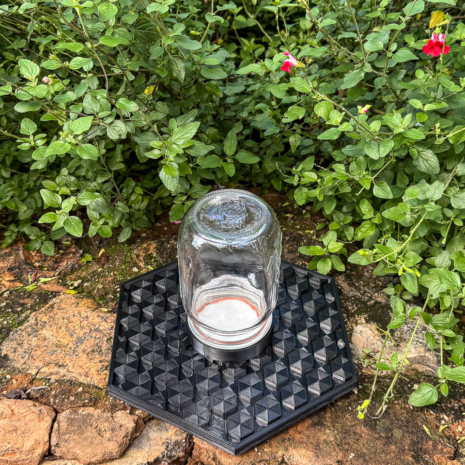 Black bee water dispensing tray with mason jar